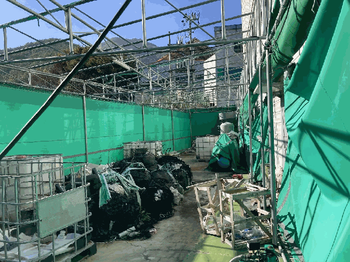 본건 기호(1)토지 및 기호(2)건물 내
방치된 폐자재 및 생활쓰레기 등
