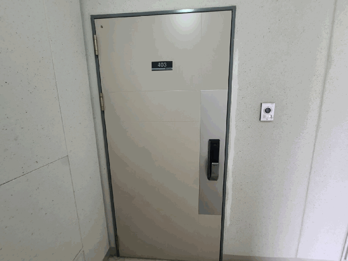출입문 전경