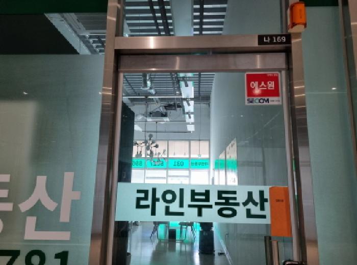 169호 출입문