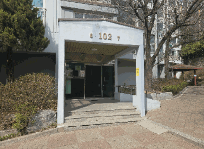 102동 6~7호 라인 1층 출입구