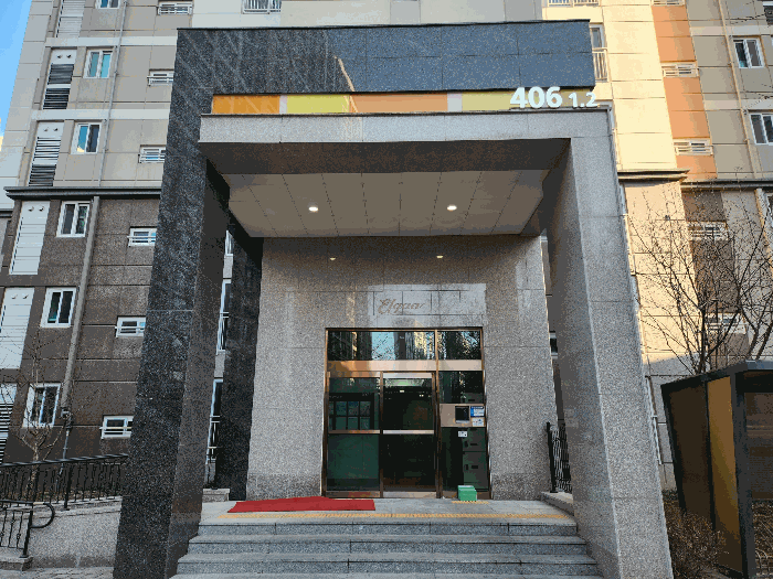 본건 1층 공동출입구 전경