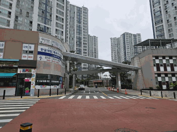 [본건 아파트 단지 입구]