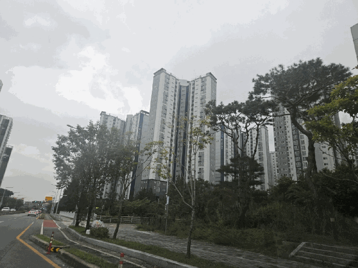 [본건 아파트 단지 전경]
