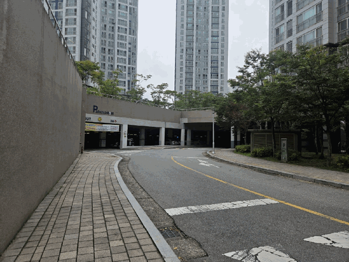 [지하주차장 입구]