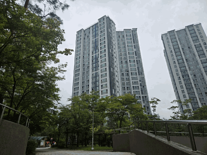 [본건 전경(남동측에서 촬영)]