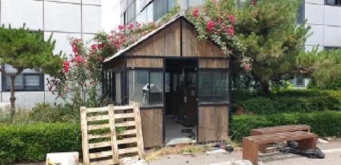 4,5번 부동산 사이 제시외 조립식 건물 1동 모습