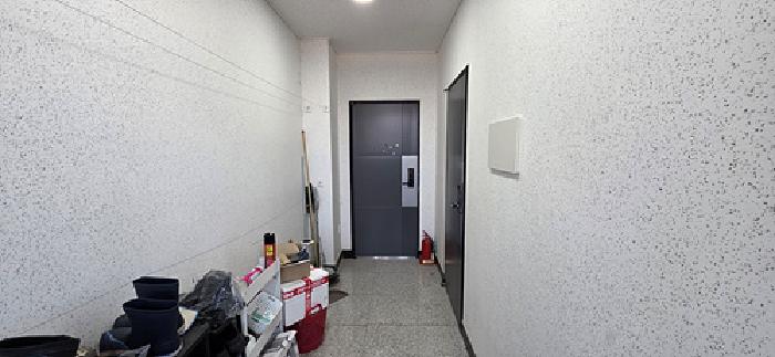 2번 부동산 건물 북동측 2개의 호실 모습