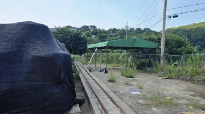 제시외 철파이프조 천막지붕 단층비가림시설 1동.