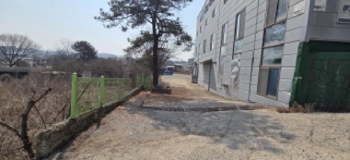 목록8.건물 전경 및 목록5.목록3.전경(사진 앞부분에 시멘트포장된 제시외 토지(458-16) 위치함)