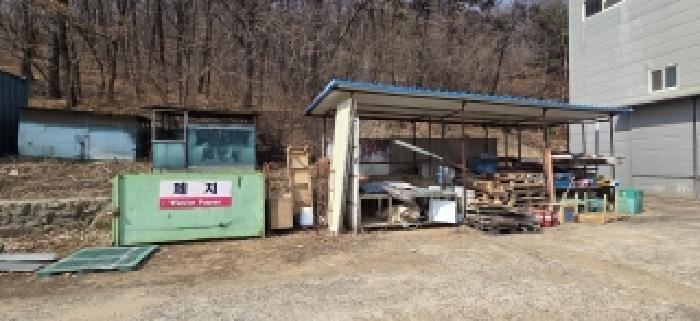 목록1.지상 경계부근 제시외 컨테이너1동, 닭장2개, 폐지야적장, 자재 창고 전경(2)