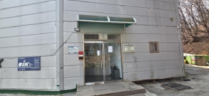 목록8.출입구 전경(안내문부착)