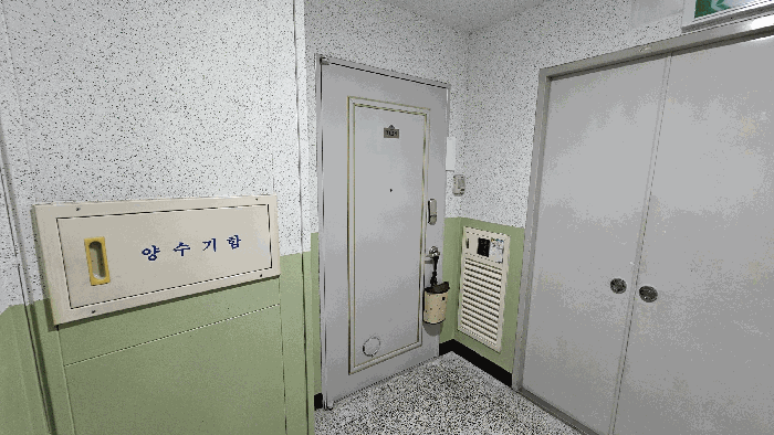 < 본건 출입구