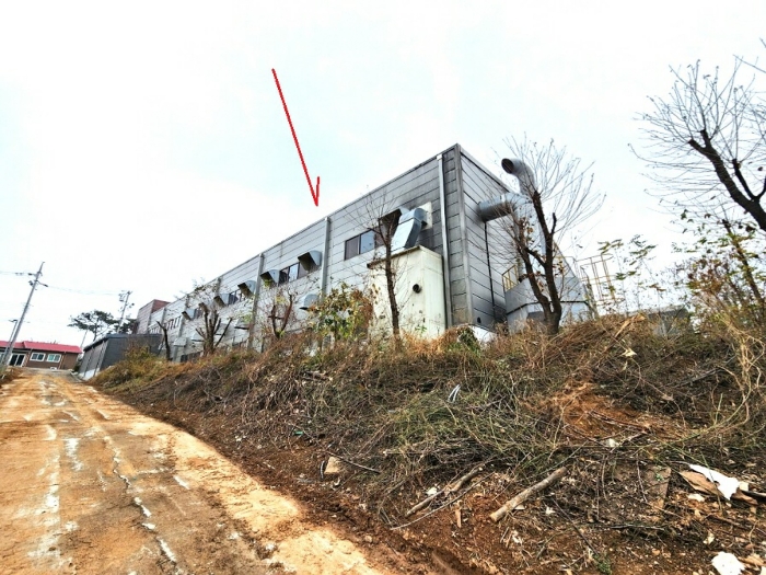기호1 토지, 기호2 건물 전경(북서측에서 촬영)