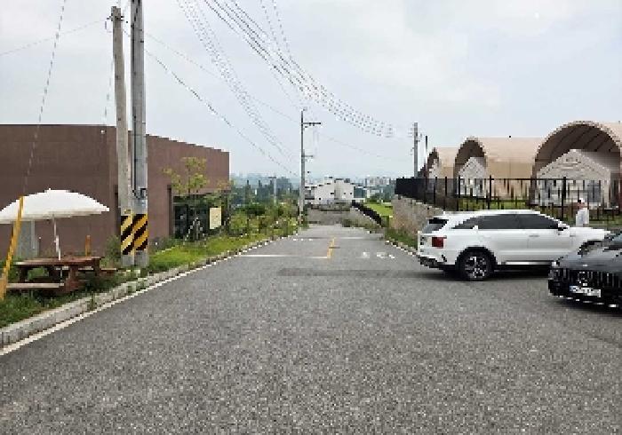 진입도로(도로변에서 본건 건물에 이르기까지의 진입도로는 목록 3,2,5,4번의 순서로 연결됨)
