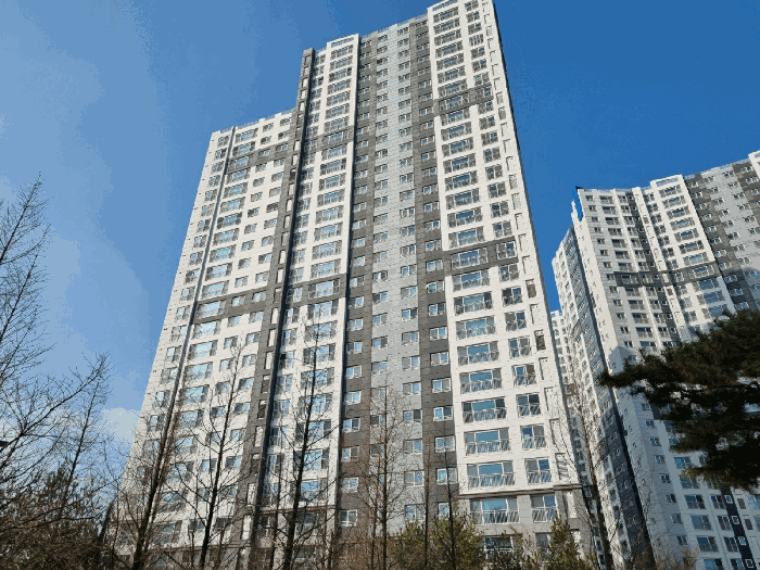 본건 남동측에서 촬영