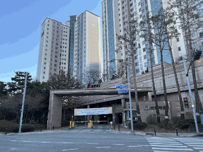 아파트단지 출입구 전경