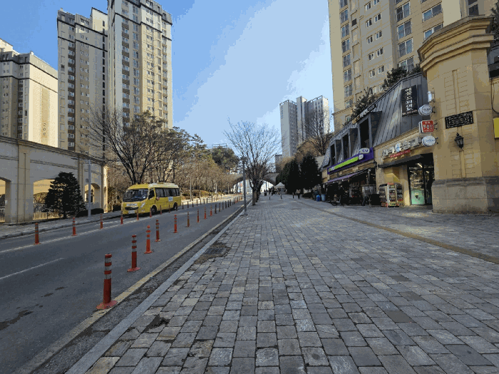 서측 부출입구 로변 전경