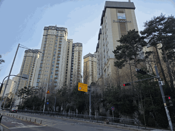 북동측 인근에서 촬영한 단지 전경
