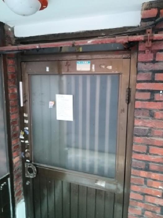 지층 3호 세대 출입문