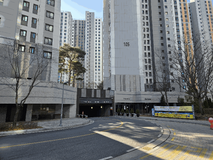 단지전경 및 주차장 출입구
