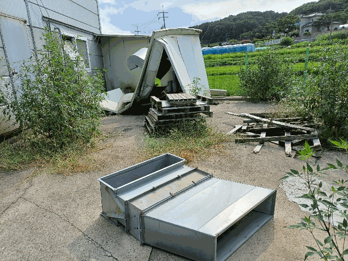 제시목록 외의 물건(파손된 건물,용도 미상의 물건,담장, 잡초 등)