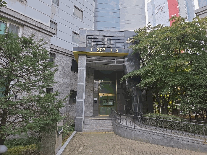 주 출입문 전경