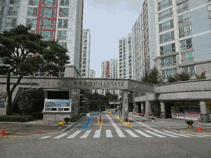 본건 아파트 단지 전경