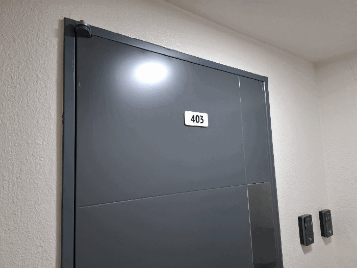 403호 현관문