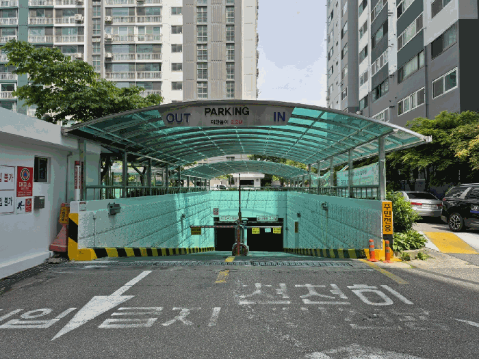 본건 지하주차장 입구