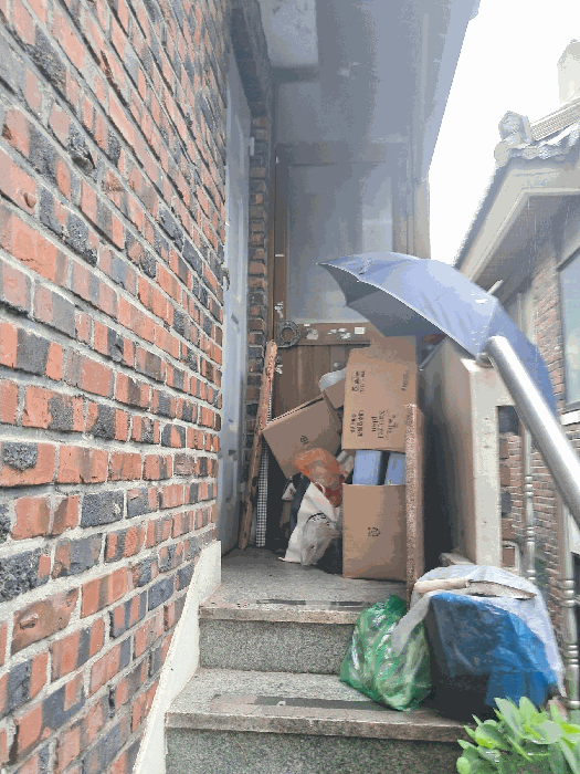 본건 2층 현관 및 베란다 입구