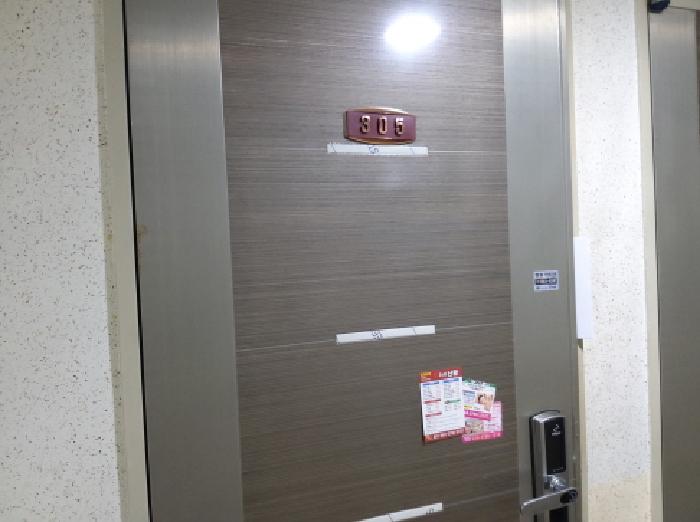* 본건 목적물 전경(305호 현관문)