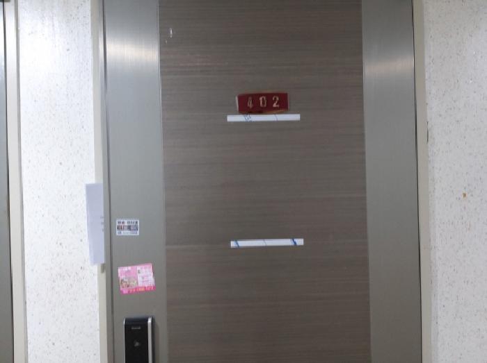 * 본건 목적물 전경(402호 현관문)