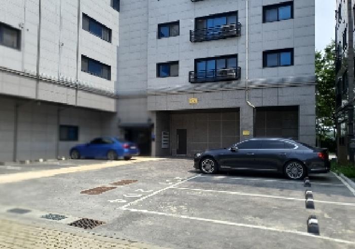 표시 목록 2번 건물 주차장 전경 