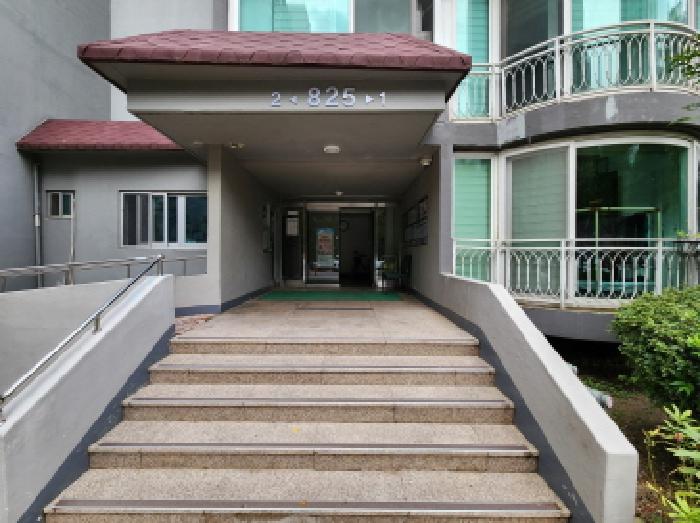 공동 현관 입구