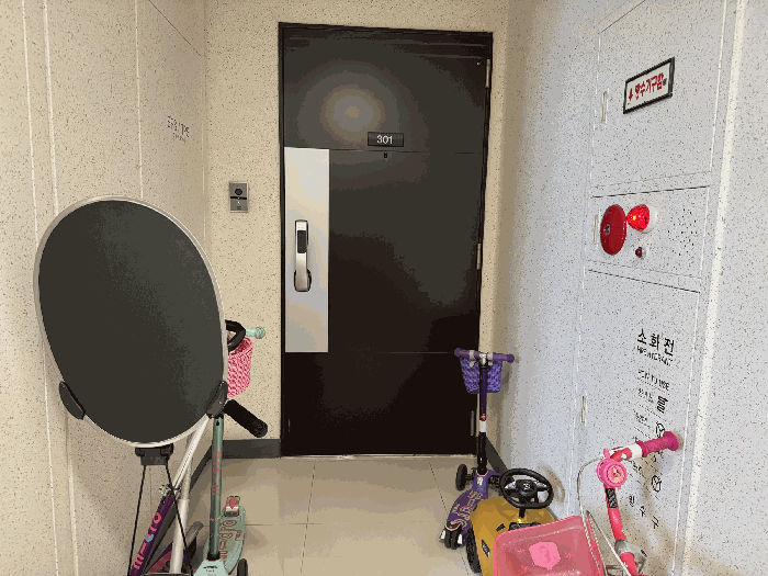 본건 현관