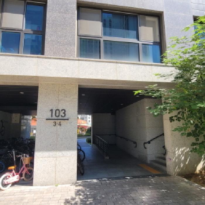 공동현관 출입구 전경(`103`동 표시 있음)