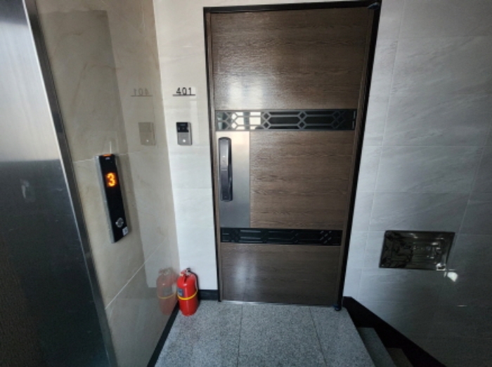 401호 세대 출입문