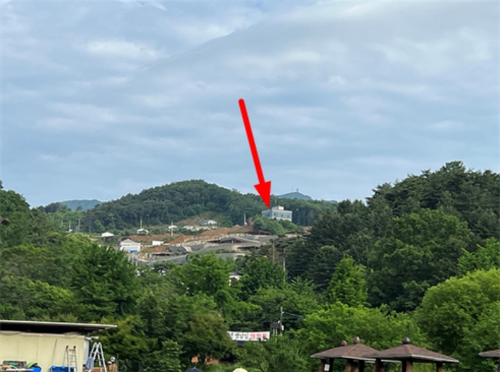 <본건 남동측 근거리에서 촬영>‘><br /><img src=