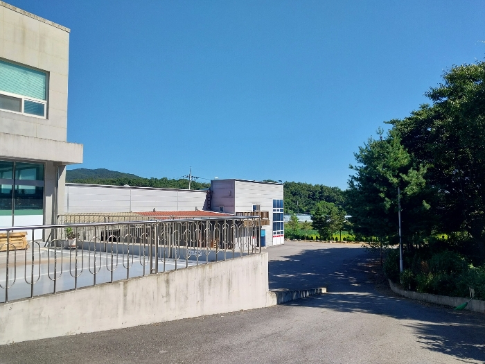 기호4건물의 남동측에서 정문방향 촬영