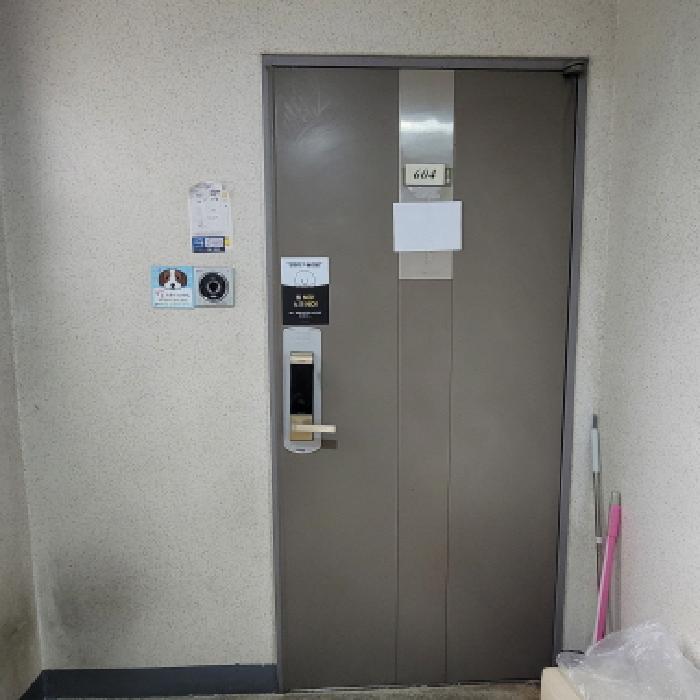 전유부분 출입구 전경(안내문 부착)