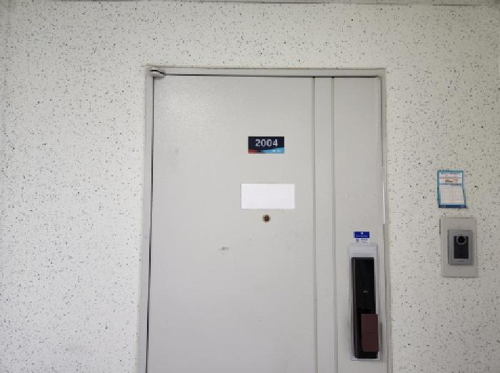 701동 20층 2004호 출입문
