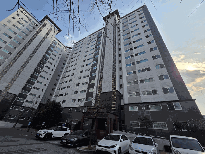 본건 아파트 102동(북측)