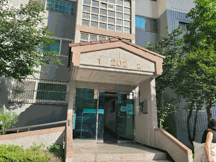 본건출입구전경
