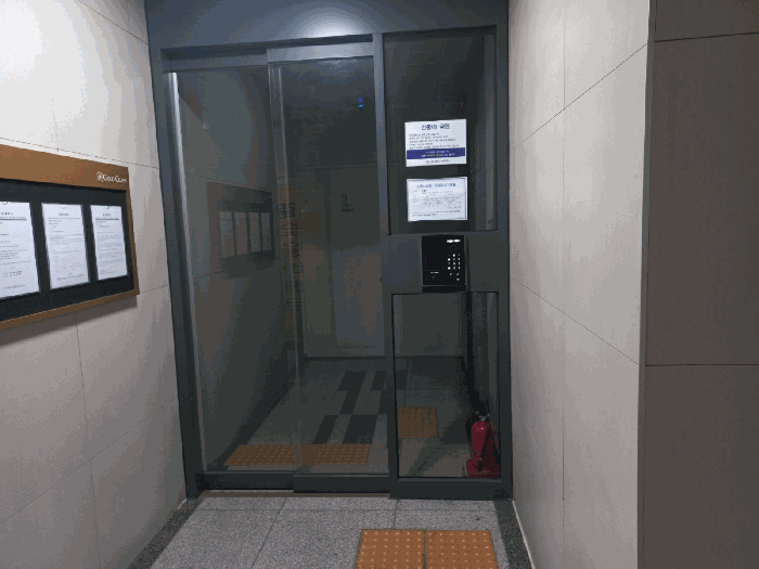 본건 소재 아파트 1층 외부 출입문
