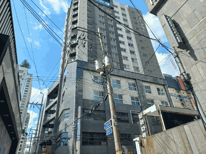 본건 소재 건물 전경