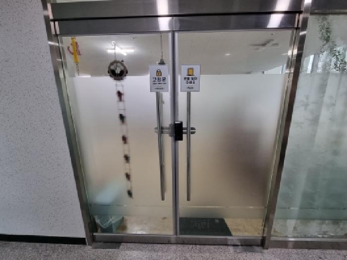 3층 출입문