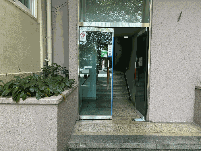본건 소재 건물 주출입구 전경