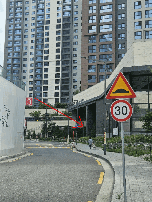 본건 주차장 입구 전경