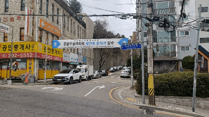 [본건 아파트단지 정문]