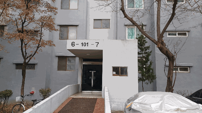 [본건 소재 101동 6 ~ 7호 라인 공동현관]